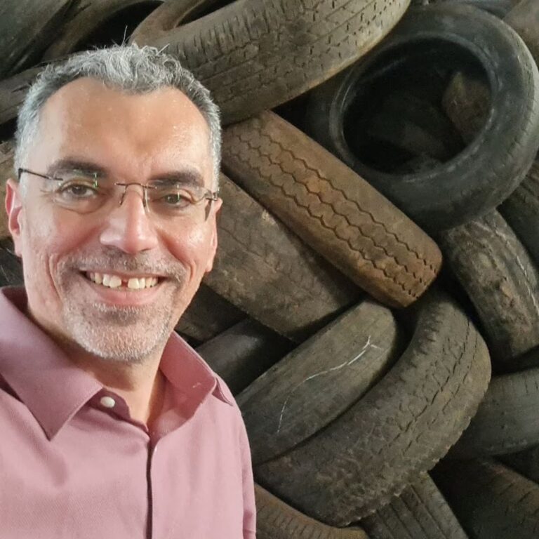 Transforme pneus descartados em lucro! A reciclagem é um mercado em expansão, com alta demanda por produtos sustentáveis. A Virapuru desenvolve planos de negócios, escolhe tecnologias e garante licenças para projetos lucrativos e responsáveis. Fale conosco pelo e-mail comercial@virapuru.com e inicie um negócio que une lucro e sustentabilidade!